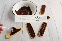 Applicate il cioccolato sciolto su ogni biscotto s...