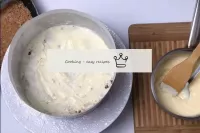 A seguir, colocamos duas ou três colheres de creme...