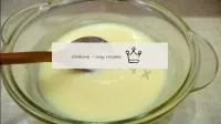 O creme está pronto para esfriar. ...