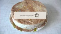 Una torta pronta a versare una miscela di cacca-po...