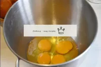 深い鉢に卵を割ります。塩をつまんで軽く泡立てる。...