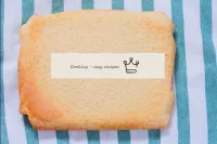 Turn the finished sponge quickly on a towel, remov...