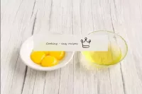将鸡蛋洗净, 洗净. 将鸡蛋分成蛋黄和蛋白质。小心翼翼地做，这样一滴蛋黄就不会落入蛋白质中。否则，蛋...