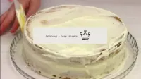 用一层薄薄的奶油涂抹整个蛋糕。...