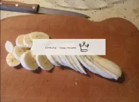 Let's move on to the filling. Cut bananas into cir...