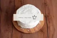 Laver le haut et le côté du gâteau avec la crème r...