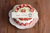 Décorer le haut du gâteau de fraises avec des rest...