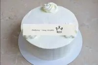 With the remaining cream, line the cake on top and...