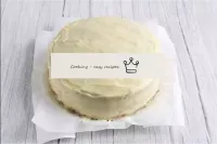 لذا اجمع الكعكة بأكملها ادهن الجزء العلوي من الكعك...