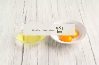 雞蛋在使用前一定要洗凈，因為即使在看似幹凈的殼上也可能存在有害細菌。雞蛋凝結，分成蛋白質和蛋黃。做得...
