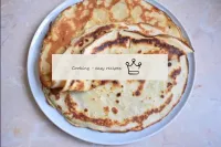 Quindi mettete tutti i pancake. Metteteli su un pi...