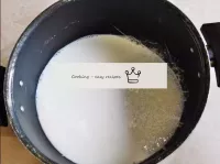 準備蛋奶油。如何制作奶油奶油？將多達400毫升的牛奶倒入不粘的平底鍋（或厚底的肉鍋）中，加入糖。放火...