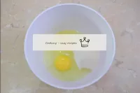 要準備煎餅面團，請拿一個深碗，以防止飛濺散落在廚房周圍。在碗裏打碎雞蛋，加入糖。糖的數量可以根據自己...