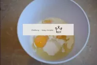 Gözleme hamuru yapmak için yumurtaları derin bir k...