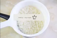 Para fazer o recheio, cozinhe o arroz em água ferv...