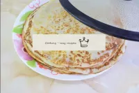 Fold the ready-made pancakes on top of each other ...