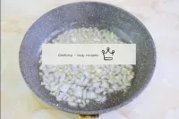 清洗洋葱，将洋葱切成薄片。在热锅中倒入一些植物油，将洋葱油炸一分钟，直到透明。...