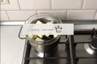 将普通水倒入锅中，在上面放一碗巧克力。这种设计称为