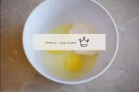 在一个单独的碗中，将鸡蛋与糖配对，然后将其搅拌一点。...