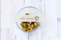 Secouez les olives de la saumure, séchez-les et co...