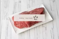 Lavem a carne, cozem com toalhas de papel e coloqu...