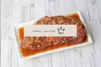 Frote cuidadosamente la carne con un adobe de ajo ...