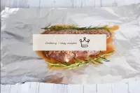 Saca la carne del refrigerador, pon sobre unas cap...