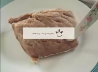 Lavem a carne de porco na água e secem com toalhas...