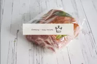 Coloque a carne na manga de cozimento. Adicione fo...