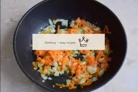 Limpie la cebolla y las zanahorias y enjuague en a...