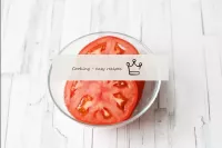 トマトを洗って、あまり厚い円に切る。...