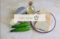 Sprat, mayonez ve salatalık ile sandviç nasıl yapı...