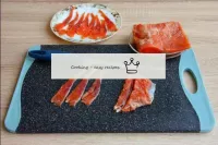 用锋利的刀子将鱼切成薄片。切整个宽度的鱼片或略微倾斜。切片可以预先准备，盖上盖子，放在冰箱里。或者购...