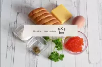 ¿Cómo hacer sándwiches de caviar rojo en una mesa ...