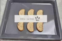 Se il pane non è tagliato, taglialo in pezzi di 1-...