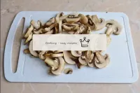 Rincez bien les champignons dans l'eau courante co...