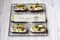 Decorate i panini con olive e rami di prezzemolo e...