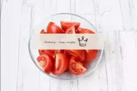 Coupez les tomates cerises en moitiés ou en quarts...