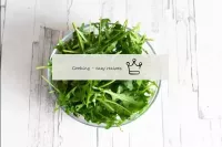 Wash the arugula and dry. Tear large leaves with y...