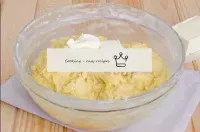 Geben Sie in kleinen Portionen weiche Butter in de...