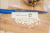 Lightly grind the peeled almonds with a knife. And...