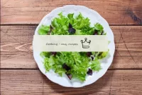 Put well-washed and dried lettuce leaves in the sa...