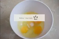Per preparare il test, collegate le uova allo zucc...
