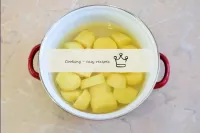 Couper les pommes de terre en gros morceaux, les r...