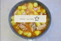 調理の終わりに、鍋に鶏肉にゆでジャガイモを追加します。さらに3-5分間一緒にすべてを暖め、熱から鍋を...