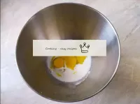 Spaccate le uova nella coppa, aggiungete latte, zu...