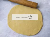 Затем разделите тесто на две части и каждую раскат...