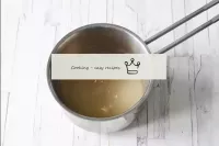 Encha a gelatina com água fria e deixe-a engordar ...