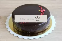 La torta può essere decorata o lasciata pulita. Lo...