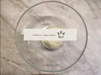 从测试中形成一个球，用保鲜膜盖上碗，放在冰箱里一个小时。...